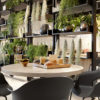 moments outdoor manger discuter chaise accoudoirs lady b projet 4