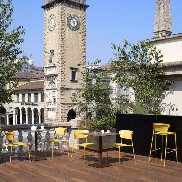 moments outdoor manger discuter tabouret haut lisa tecnopolimero ambiance 1 1