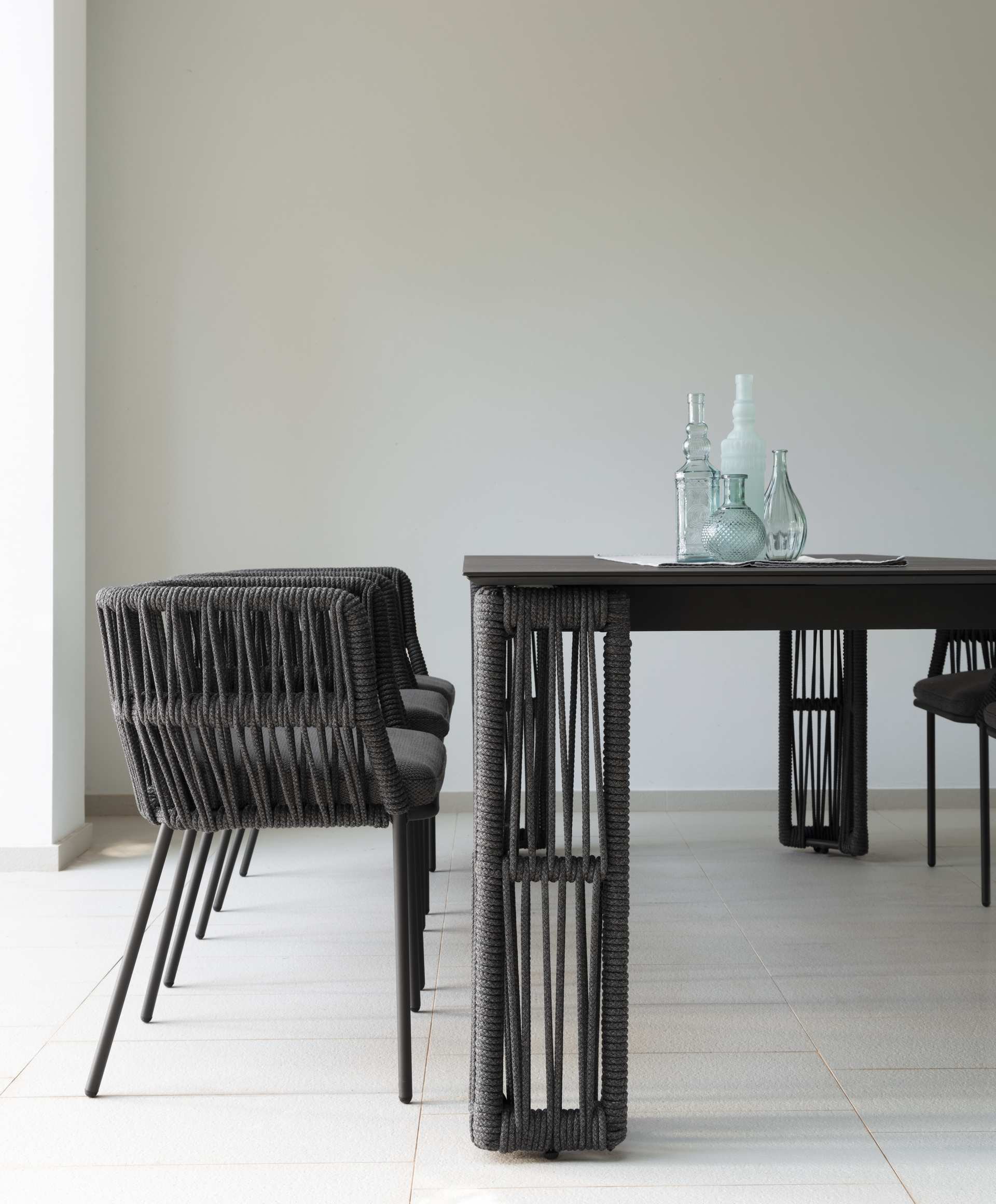 in out living chaise accoudoirs cliff talenti gallery1