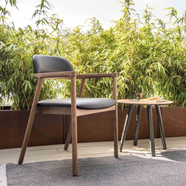 in out moments manger discuter chaises accoudoirs karl