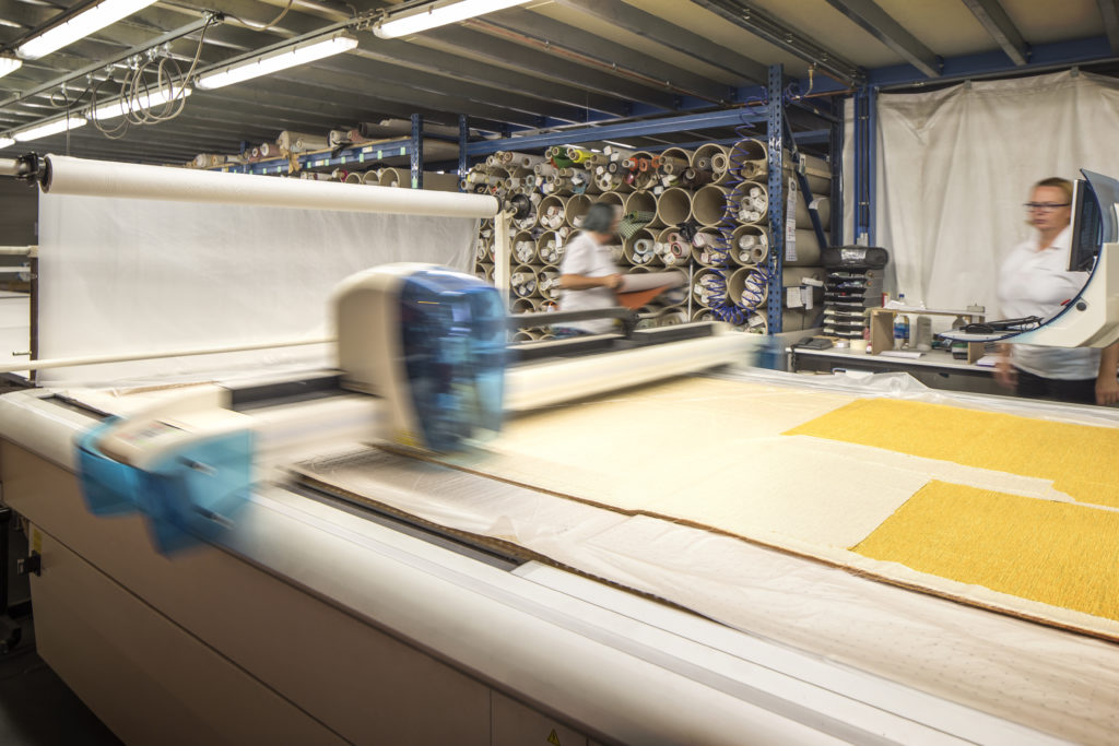 Mesure et production de votre tapisserie sur-mesure dans nos ateliers italiens